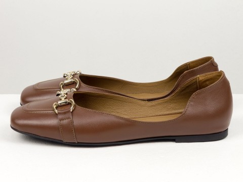 Женские коричневые туфли на низком ходу из натуральной кожи с золотой цепочкой спереди, Т-2227-11
